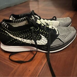 NIKE FLY KNIT SNEAKERS